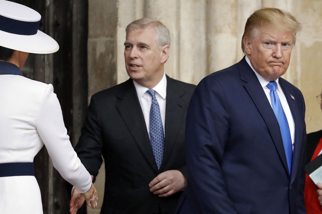Pangeran Andrew dari Inggris (tengah) dan Presiden AS Donald Trump (kanan) berjalan setelah berkunjung ke Westminster Abbey di London, Inggris, 3 Juni 2019. 