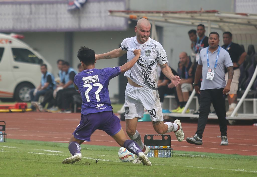 Pemain Persita Tangerang, Badrian Ilham (kiri), berebut bola dengan pemain Borneo FC, Wiljan Pluim, pada laga Liga 1 di Stadion Indomilk Arena, Tangerang, Banten, Sabtu (2/3/2024). Pluim menjadi kunci keberhasilan Borneo memuncaki klasemen Liga 1.