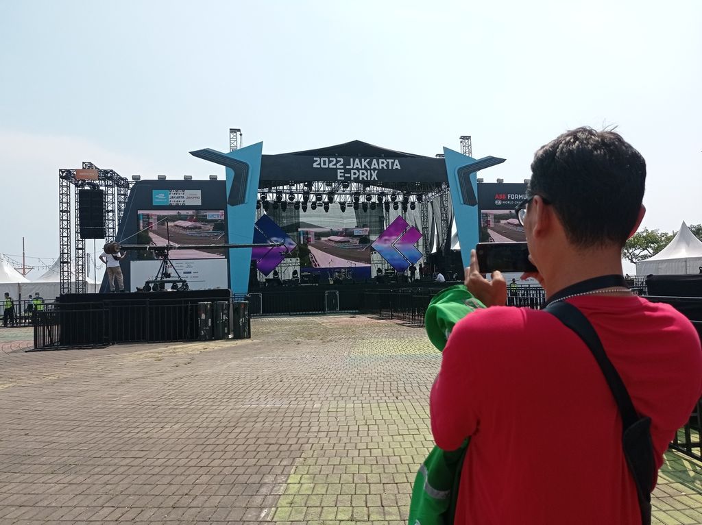 Panggung hiburan dan layar lebar di Pantai Festival Ancol, Sabtu (4/6/2022). Lokasi menonton ini bagi penonton Formula E Jakarta 2022 yang memegang tiket Ancol Festival 4.