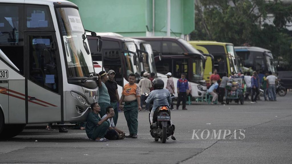 Awak bus menunggu penumpang di Terminal Induk Kota Bekasi di Kota Bekasi, Jawa Barat, Rabu (10/6/2020).