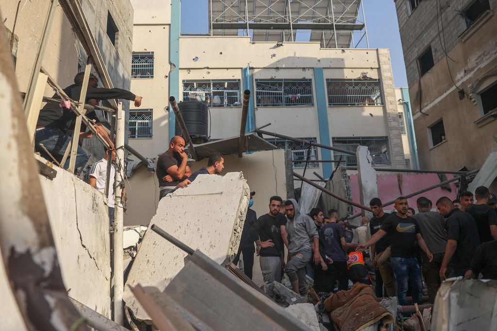 Warga Palestina mencari korban di reruntuhan rumah yang hancur akibat serangan Israel di Rafah, Jalur Gaza selatan, Minggu (5/5/2024). 