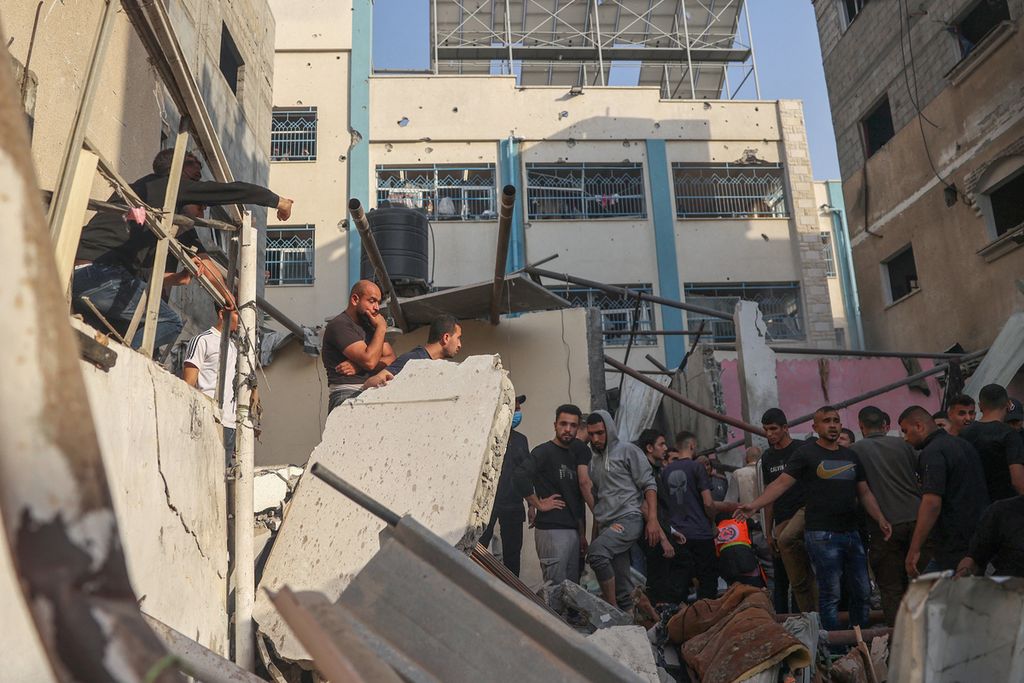 Palestinians search for victims in the ruins of houses destroyed by Israeli attacks in Rafah, southern Gaza Strip, Sunday (5/5/2024).