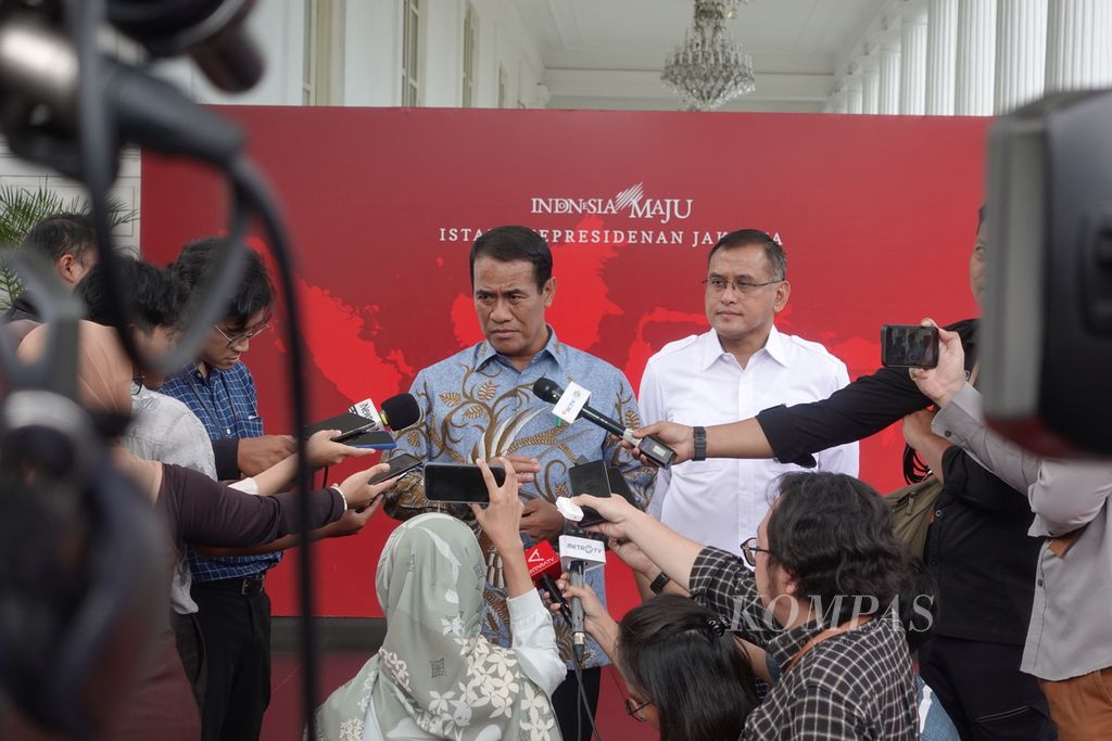 Menteri Pertanian Amran Sulaiman dan Direktur Utama Pupuk Indonesia Rahmad Pribadi (baju putih) saat menjawab pertanyaan awak media di Kompleks Istana Kepresidenan Jakarta, Selasa (13/2/2024).