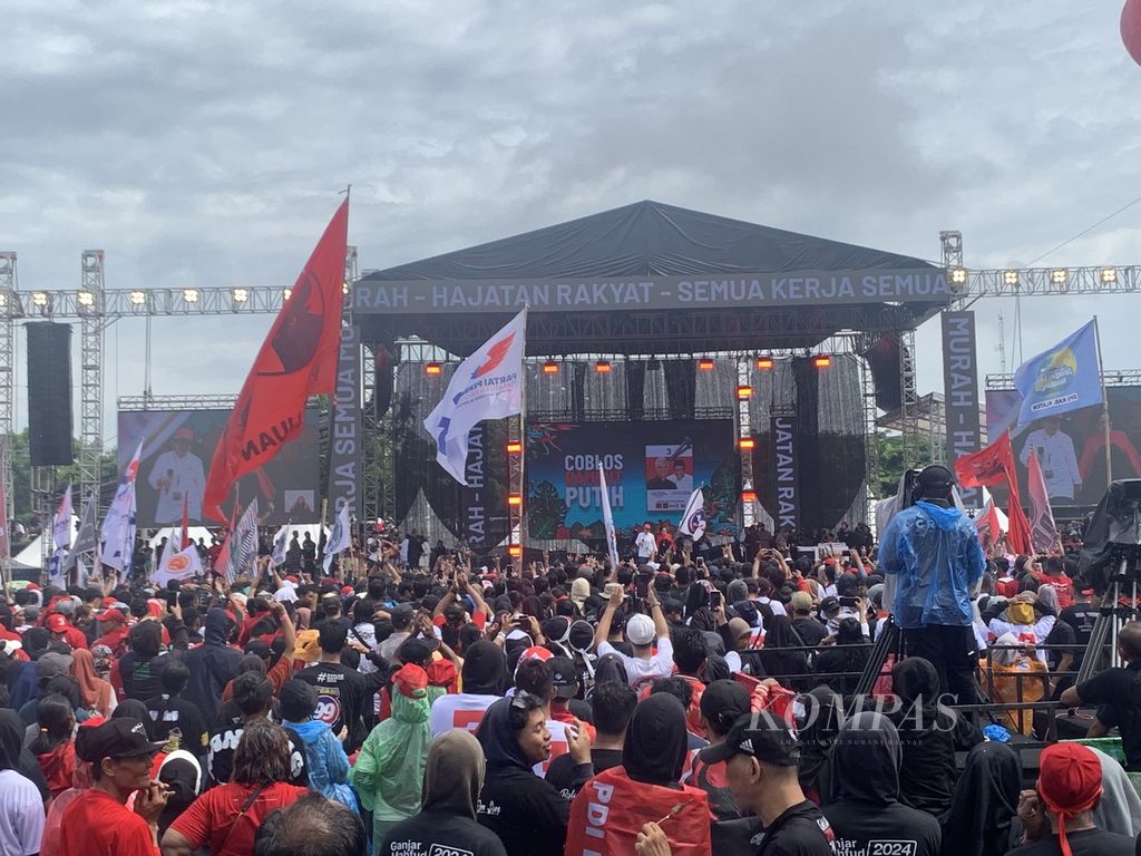 Ribuan pendukung Ganjar Pranowo-Mahfud MD mendengarkan pidato 