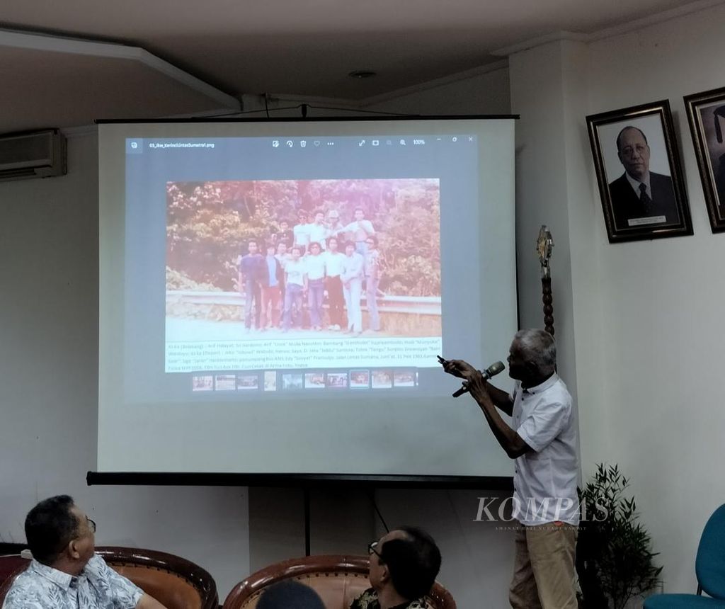 Joko Santoso, salah seorang teman kuliah Presiden Jok Widodo, menampilkan salah satu foto Presiden Jokowi bersama teman-temannya sesama pendaki gunung, Jumat (21/10/2022).