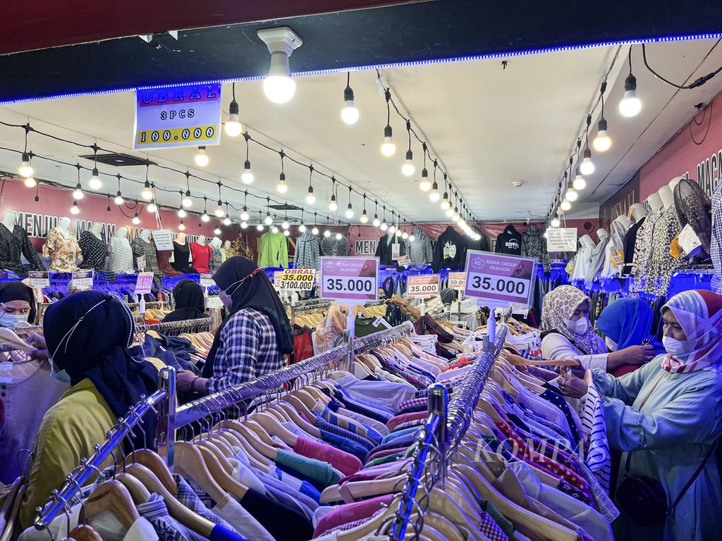 Buyers choose clothes at a shopping center in the Ciledug area, Tangerang City, Banten, Tuesday (10/5/2022). The Central Statistics Agency (BPS) noted that household consumption was one of the driving forces for Indonesia's economic growth, which grew 4.43 percent.