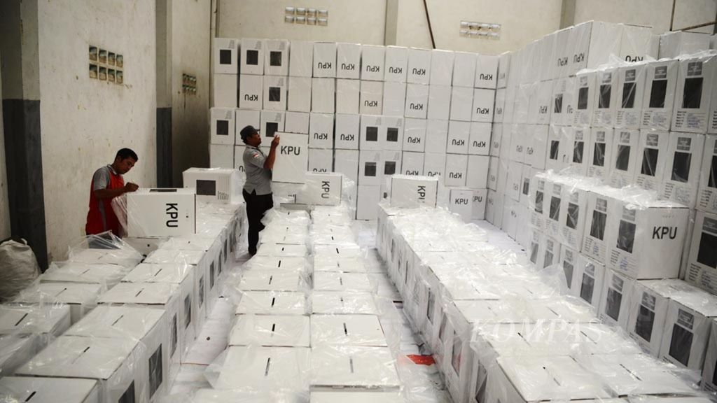 Petugas melabeli dan membungkus kotak suara dengan plastik di Gudang KPU Kota Surakarta, Jawa Tengah, Selasa (9/4/2019). Logistik pemilu, antara lain, berupa kotak dan surat suara telah didistribusikan ke tingkat kecamatan di Kota Surakarta.