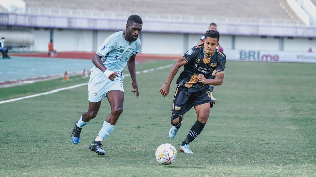 Pemain asing Madura United, Kwabena Appiah, berusaha mengelabui pemain bertahan Dewa United pada laga Liga 1 2022-2023 di Stadion Indomilk Arena, Tangerang, Banten, Kamis (2/2/2023). Madura membawa pulang satu poin sekaligus mengakhiri tiga kekalahan beruntun.