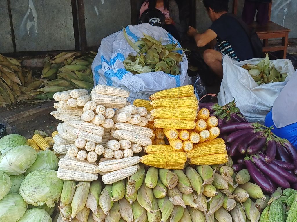Jagung pulut dan jagung manis dijual di Pasar Naikote, Kupang, Sabtu (7/10/2023). Jagung menjadi makanan pokok kebanyakan masyarakat NTT. Sudah lama masyarakat NTT mengolah jagung dalam beberapa jenis makanan.