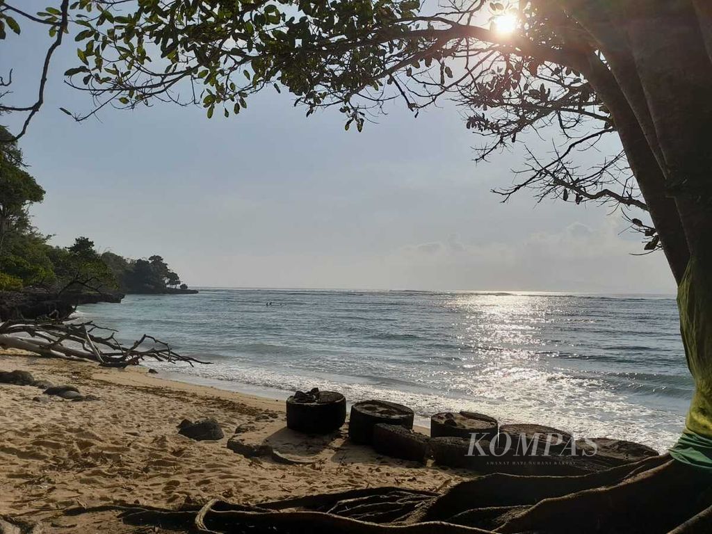 Suasana di tepi Pantai G-Land Banyuwangi, Jawa Timur, Senin (23/5/2022) .