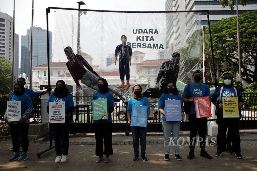 Masyarakat sipil yang tergabung dalam Koalisi Ibukota menggelar aksi teatrikal di depan Balai Kota Jakarta di Jalan Medan Merdeka Selatan, Jumat (16/9/2022). Aksi ini digelar untuk mengingatkan pemerintah, baik pusat maupun daerah, akan hak udara bersih warga yang belum terpenuhi.