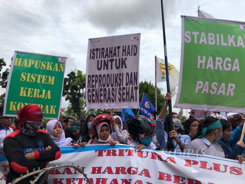 Buruh dari berbagai organisasi di Batam, Kepulauan Riau, menggelar unjuk rasa dalam rangka Hari Buruh Internasional di depan Kantor Wali Kota Batam, Selasa (1/5/2018). Dalam unjuk rasa itu, salah satu tuntutan mereka adalah agar Gubernur Riau segera menetapkan upah minimum sektoral Kota Batam.
