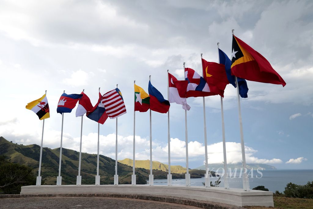 Bendera negara peserta KTT Ke-42 ASEAN berkibar di Golo Mori, Kecamatan Komodo, Manggarai Barat, Nusa Tenggara Timur, tempat dilaksanakannya Pertemuan Para Direktur Jenderal (SOM) ASEAN dalam rangkaian KTT Ke-42 ASEAN, Senin (8/5/2023).