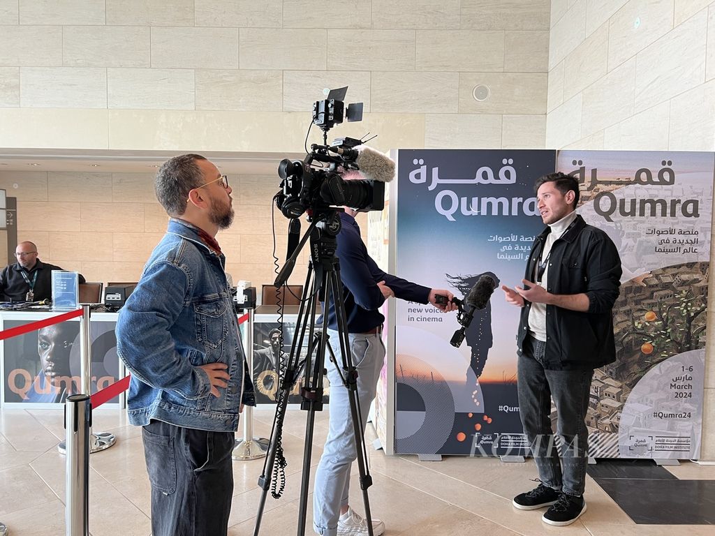 Seorang pembuat film yang ikut dalam proyek Qumra 2024 tengah diwawancara di Museum of Islamic Arts, Doha, Qatar, Senin (4/3/2024).