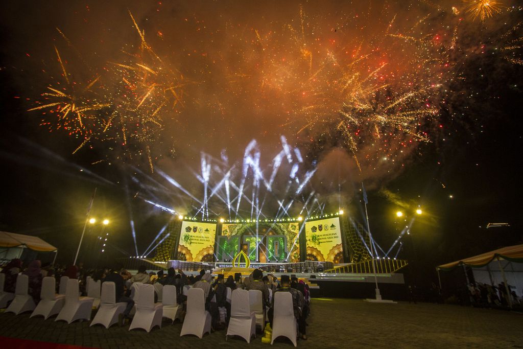 Pertunjukan kembang api dengan semarak menandai penutupan MTQ Nasional XXIX Tahun 2022 di Astaka Utama Kiram Park, Kabupaten Banjar, Kalsel, Selasa (18/10/2022) malam.