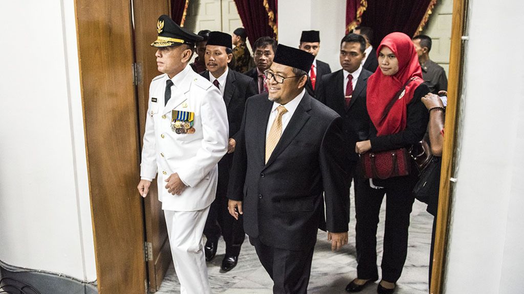 Gubernur Jawa Barat periode 2013-2018 Ahmad Heryawan (kedua dari kanan) berjalan bersama Penjabat Gubernur Jawa Barat terpilih M Iriawan (kiri) dan Sekda Jabar Iwa Karniwa (kedua dari kiri) sebelum pelantikan di Gedung Merdeka, Kota Bandung, Jawa Barat, Senin (18/6/2018). 