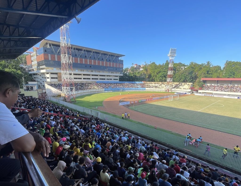 Suasana pertandingan Persewar melawan Persipura di Stadion Mandala, Jayapura, Papua, Kamis (12/10/2023).