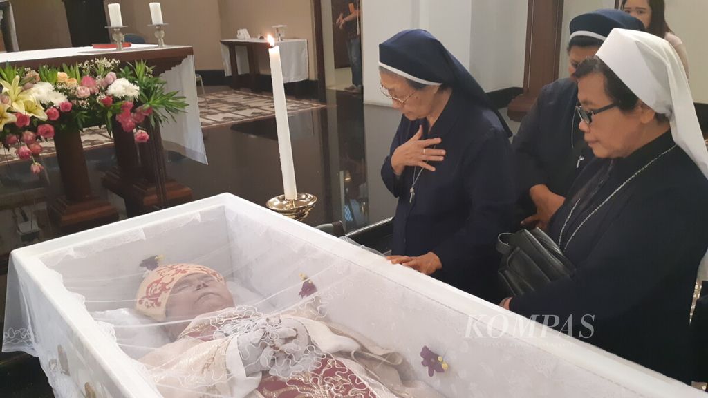 Biarawati beri penghormatan terakhir jenazah Uskup Padang Monsinyur Martinus Dogma Situmorang OFMCap