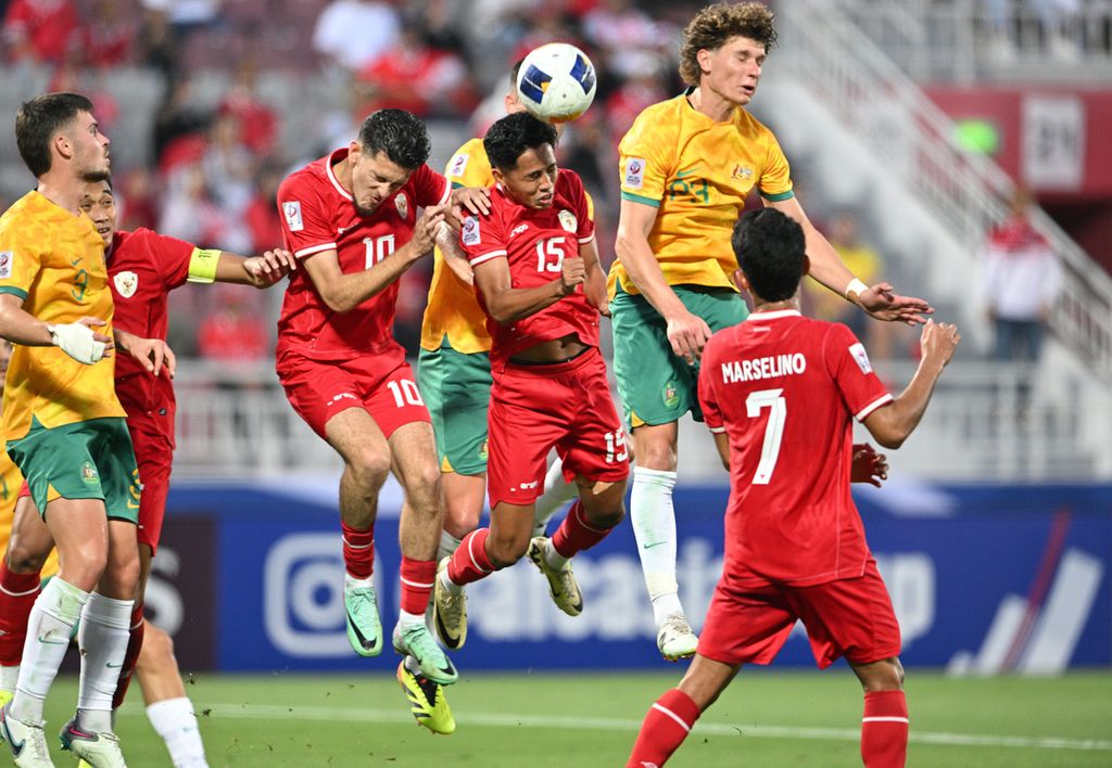 Indonesia's defender, Justin Hubner (third from the left), leaps to thwart Australia's corner kick opportunity during the Group A match of the 2024 Asian U-23 Cup held at the Abdullah bin Khalifa Stadium in Doha, Qatar on Thursday (18/4/2024). Justin is expected to play from the start in the match against Jordan on Sunday (21/4/2024).