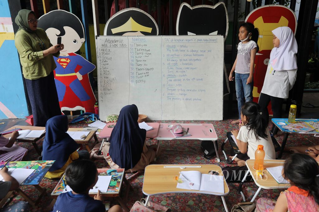 Suasana kursus Bahasa Inggris di Ruang Publik Terpadu Ramah Anak (RPTRA) Malinjo, Pasar Minggu, Pejaten Barat, Jakarta Selatan, Rabu (6/9/2023). Kursus gratis ini diikuti belasan anak-anak tingkat sekolah dasar dari warga sekitar.