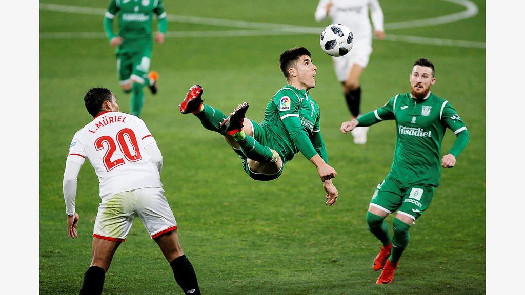 Bek kanan Leganes, Unai Bustinza, melompat untuk menghalau bola dengan kepala saat membela Leganes melawan Sevilla di laga kedua semifinal Piala Raja Spanyol di Stadion Ramon Sanchez Pizjuan, Sevilla, Rabu (7/2). Sevilla menang 2-0 dan lolos ke final dengan agregat 3-1. 