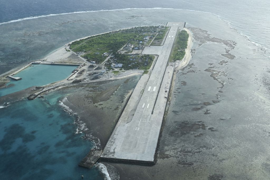 Foto udara ini memperlihatkan Pulau Thitu di Laut China Selatan yang disengketakan, Jumat (1/12/2023). 