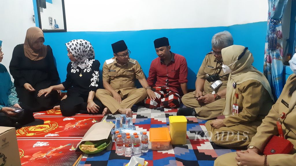 Malang Mayor Sutiaji and his entourage paid tribute to the victim's family from Kedungkandang District, Tuesday (11/10/2022). The Malang City Government ensures that the families of the victims of the Kanjuruhan Tragedy receive compensation and psychological therapy services.