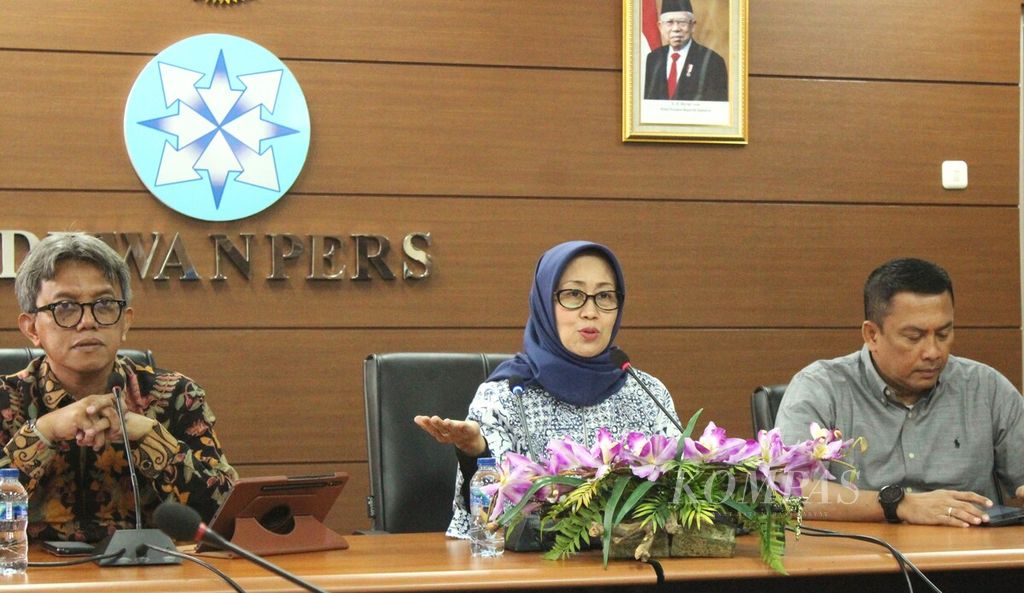 Ketua Dewan Pers Ninik Rahayu (tengah) dalam jumpa pers di Jakarta, Jumat (3/3/2023).
