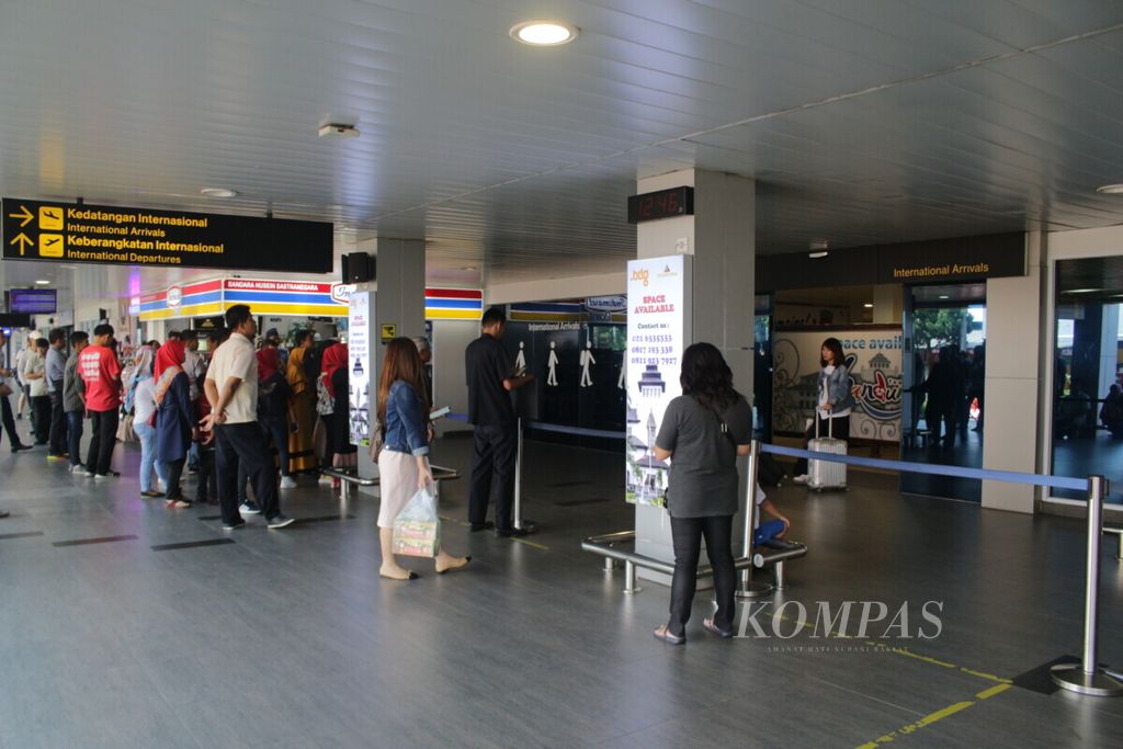 Suasana di depan pintu keluar terminal kedatangan internasional Bandar Udara Internasional Husein Sastranegara, Kota Bandung, Jawa Barat, Kamis (16/5/2019).