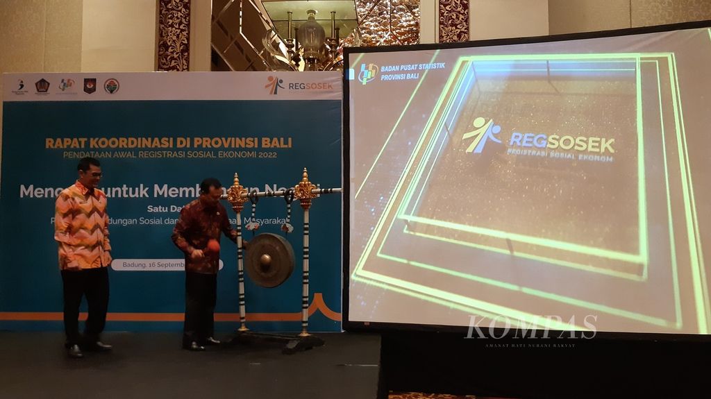 BPS akan melaksanakan registrasi sosial ekonomi mulai 15 Oktober 2022. Kepala BPS Provinsi Bali Hanif Yahya (kiri) mendampingi Sekda Provinsi Bali Dewa Made Indra (kanan) yang membuka Rapat Koordinasi Pendataan Awal Registrasi Sosial Ekonomi 2022 di Provinsi Bali, di Kuta, Badung, Jumat (16/9/2022).