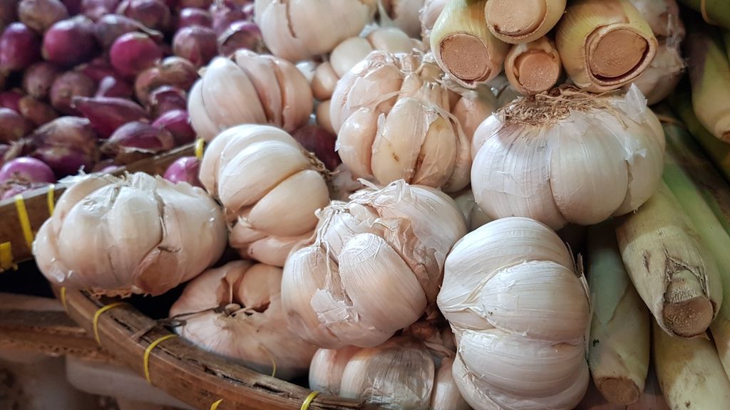 Harga bawang putih melonjak pada awal Februari 2020 . Saat itu harga per kilogram bawang putih di sejumlah pasar di DKI Jakarta ada yang mencapai Rp 60.000 per kilogram.