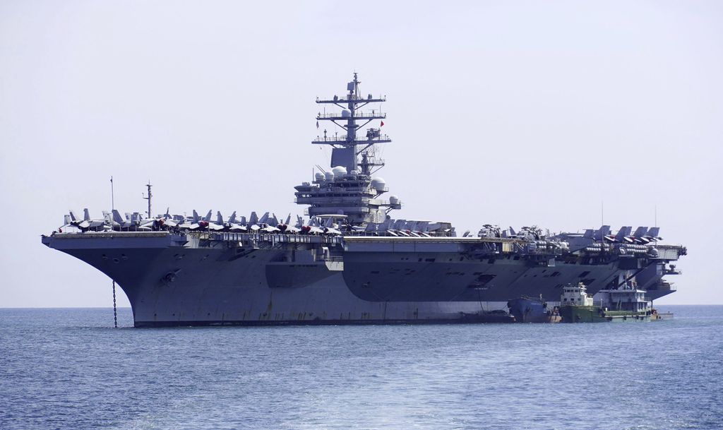 Kapal induk AS, USS Ronald Reagan, terlihat berada di dekat Pelabuhan Da Nang, Vietnam, Senin (26/6/2023). Kapal milik Angkatan Laut AS kini sering terlihat mondar-mandir di wilayah Laut China Selatan. 