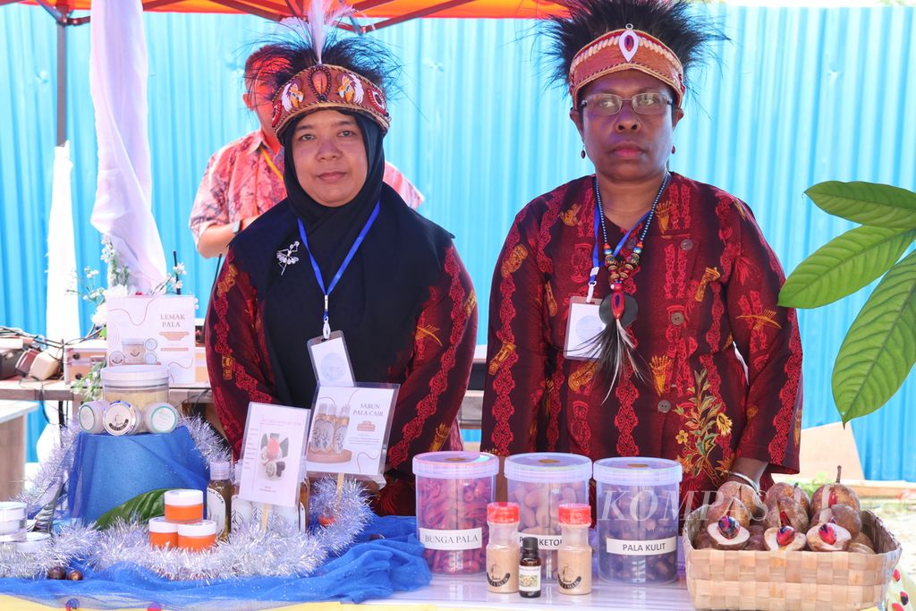 Produk-produk UMKM di Kabupaten Fakfak dipamerkan, Jumat (14/7/2023). Produk turunan pala seperti manisan, sirup, balsem, maupun produk lain seperti anyaman pandan hutan dan kopi ditampilkan.