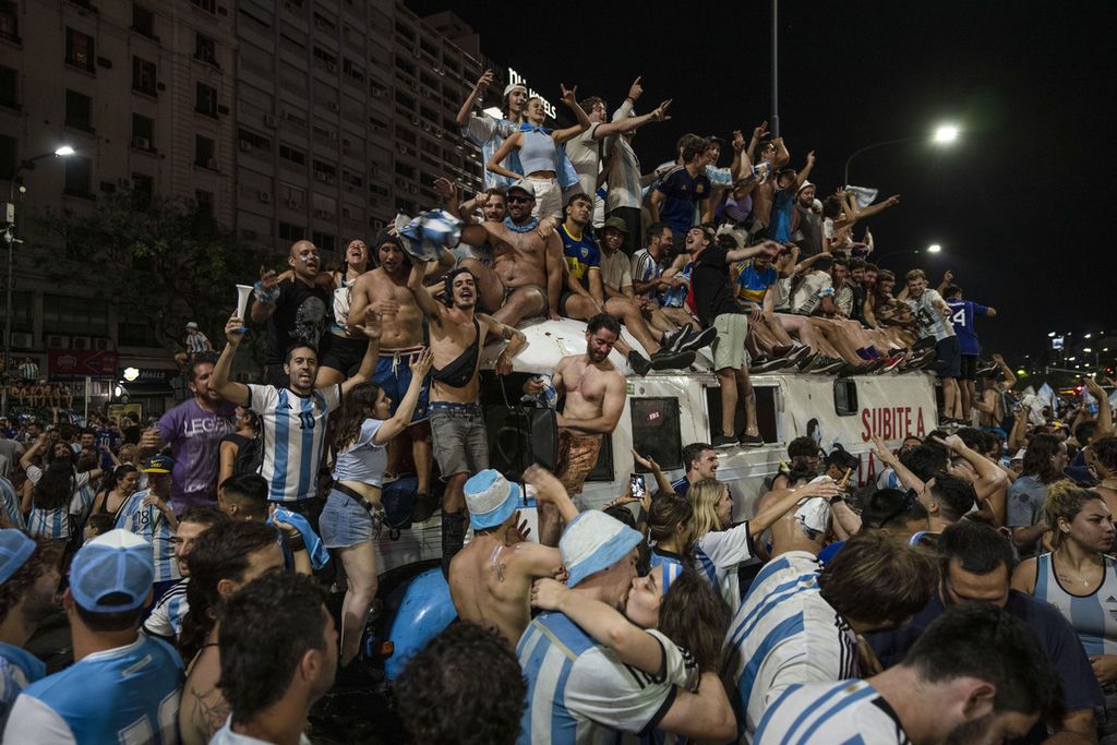 Suasana kemeriahan perayaan kemenangan Argentina di Buenos Aires, Minggu (18/12/2022). 