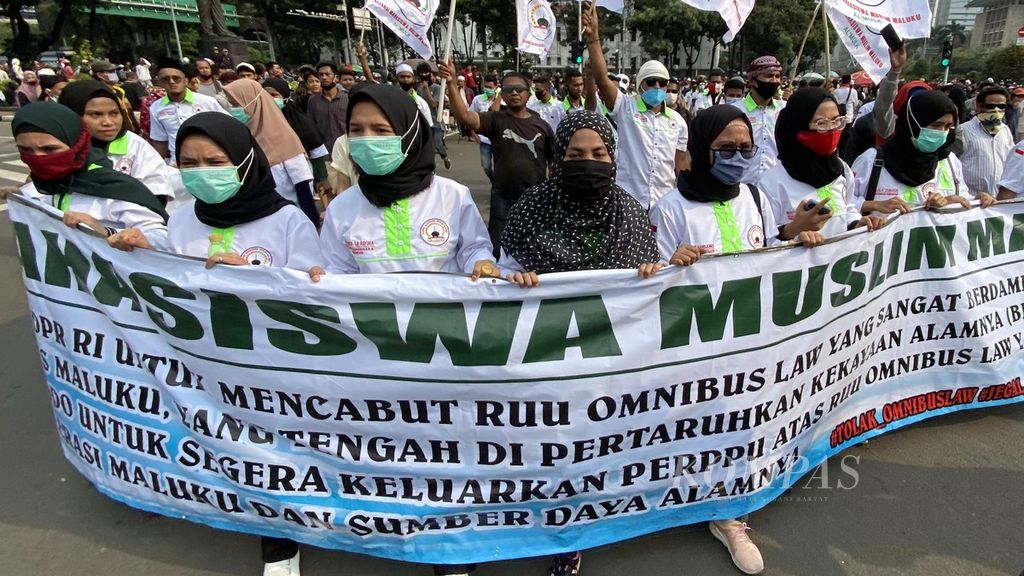 Massa aksi menggelar unjuk rasa untuk menolak Omnibus Law RUU Cipta Kerja yang telah disahkan menjadi Undang-Undang oleh DPR RI di kawasan Patung Kuda, Gambir, Jakarta, Selasa (13/10/2020).