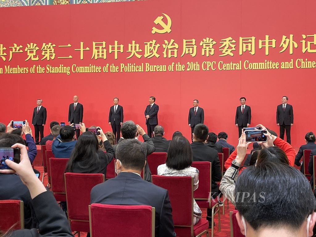 Sekretaris Jenderal Partai Komunis China, Xi Jinping, memperkenalkan enam anggota Komite Tetap Politbiro kepada wartawan China dan asing, Minggu (23/10/2022), di Golden Hall, Balai Agung Rakyat, Beijing, China.