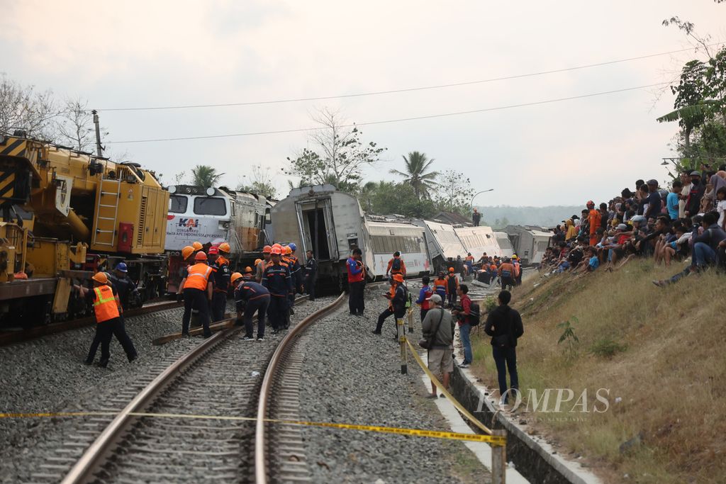Sejumlah gerbong KA Argo Semeru miring setelah rangkaian kereta itu anjlok di Dusun Kalimenur, Desa Sukoreno, Sentolo, Kulon Progo, Selasa (17/10/2023).