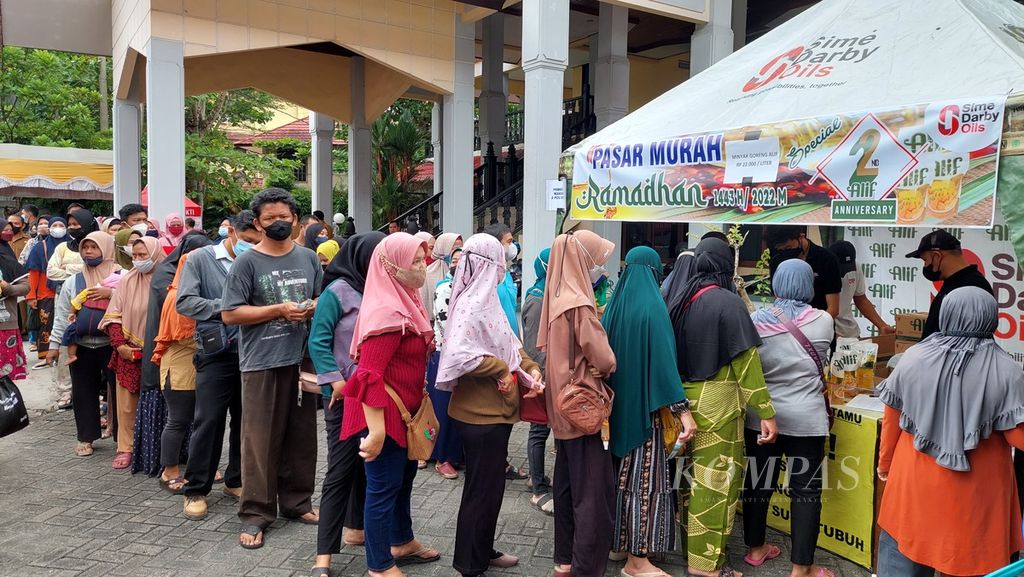  Residents line up to buy packaged cooking oil at the Ramadhan 1443 Hijriah Cheap Market location, Monday (4/4/2022). The cheap market was held in the yard of the South Kalimantan Provincial Trade Office, in Banjarmasin. At the cheap market location, Alif brand packaged cooking oil is sold for Rp. 22,000 per liter..