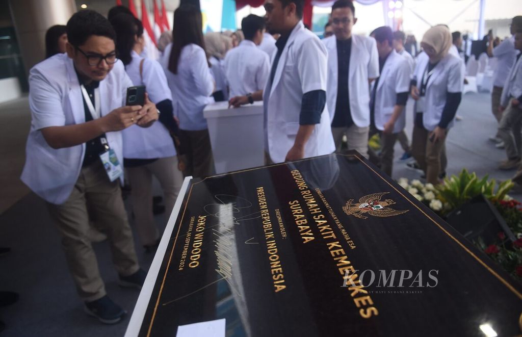 Tenaga medis memotret prasasti seusai peresmian Rumah Sakit Kementerian Kesehatan (RS Kemenkes) Surabaya oleh Presiden Joko Widodo, Jumat (6/9/2024), di Surabaya. Rumah sakit tersebut merupakan satu dari empat rumah sakit vertikal yang dibangun Kementerian Kesehatan. 