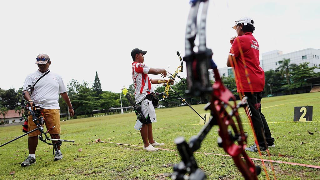 Pelatih panahan Nurfitriyana Saiman (kanan) mengawasi latihan atlet panahan di  kompleks Pusat Olimpiade Indonesia,  Cibubur, Jakarta Timur, Senin (3/4). Latihan tersebut untuk persiapan menghadapi SEA  Games Kuala Lumpur 2017.