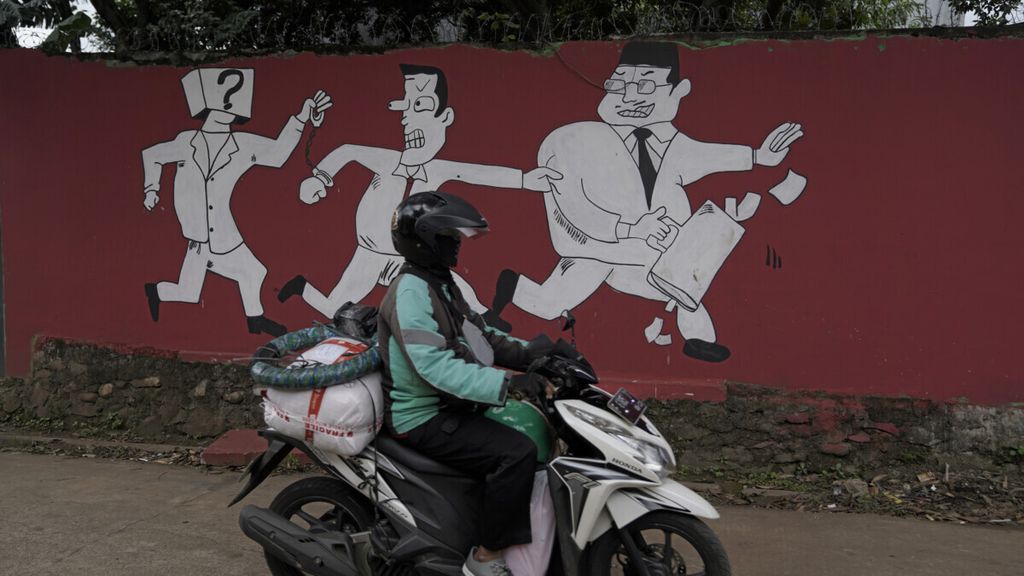Warga melintasi mural kritik terhadap koruptor yang melarikan uang negara di Jatisampurna, Kota Bekasi, Selasa (29/12/2020). Meski hukuman buat koruptor sudah dijatuhkan, hingga kini perbuatan merugikan negara tersebut masih sering dilakukan tanpa rasa takut. 