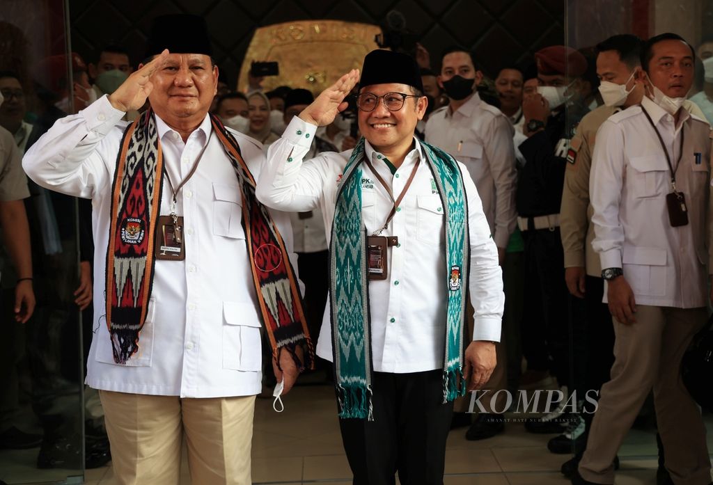 Ketua Umum Partai Gerindra Prabowo Subiyanto (kiri) bersama Ketua Umum Partai Kebangkitan Bangsa (PKB) Muhaimin Iskandar memberi hormat usai mendaftar bersama untuk calon partai politik peserta Pemilu 2024 di Gedung Komisi Pemilihan Umum (KPU), Jakarta, Senin (8/8/2022). 