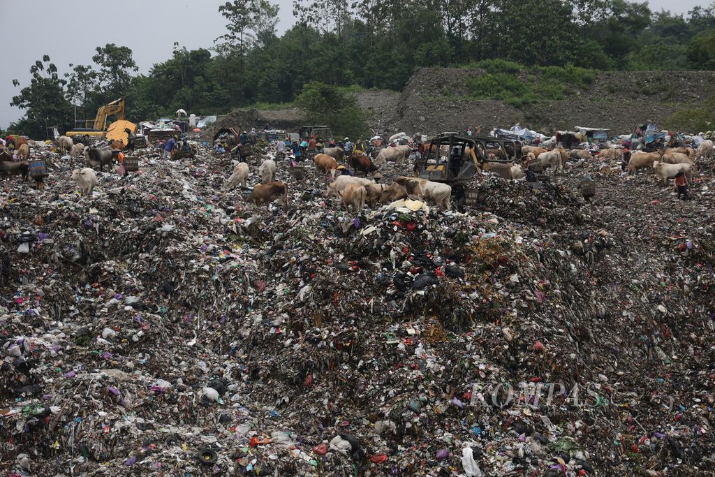 Aktivitas pembuangan sampah di Tempat Pemrosesan Akhir (TPA) Regional Piyungan, Desa Sitimulyo, Piyungan, Bantul, DI Yogyakarta, Selasa (28/2/2023). 