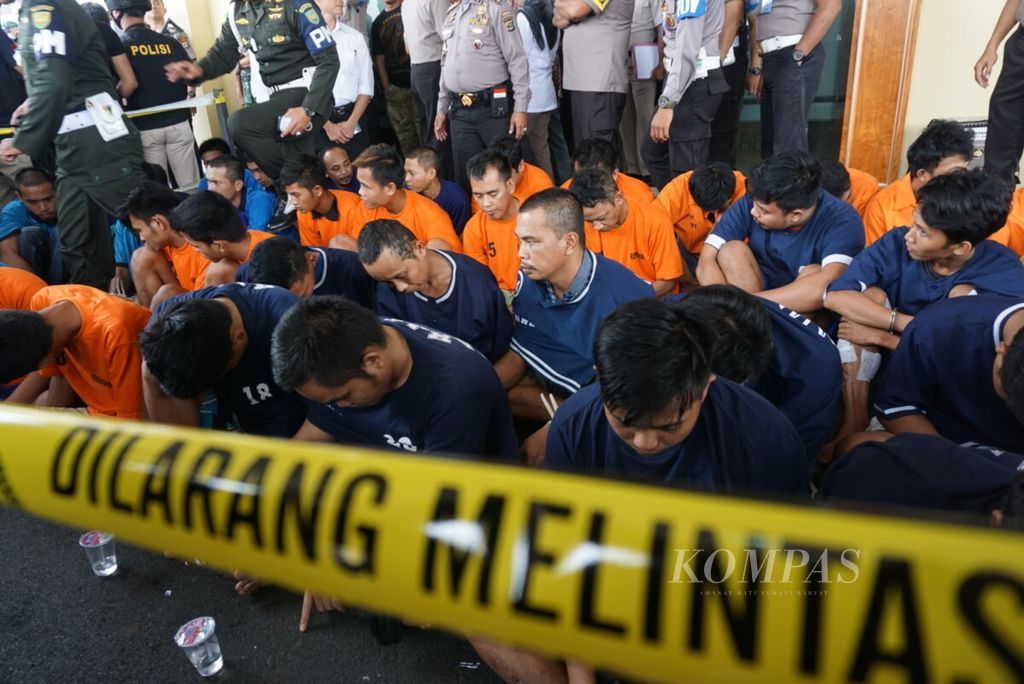 Para tersangka tindak kejahatan yang ditangkap aparat Polda Lampung. Lima di antara pelaku kejahatan itu menyerahkan diri kepada polisi.