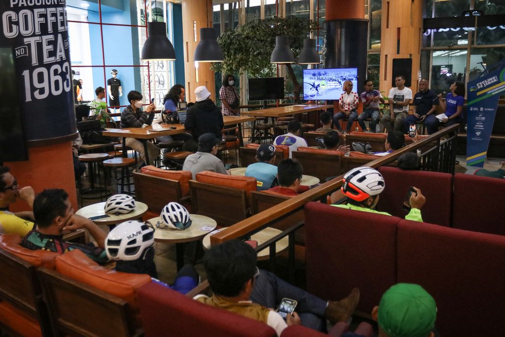 Suasana sesi bincang-bincang Coffee Ride Road to Cycling de Jabar 2023 di Kuningan City, Jakarta, Minggu (2/4/2023). Harian <i>Kompas </i>berkolaborasi dengan Pemerintah Provinsi Jawa Barat dan Bank BJB kembali menggelar Cycling de Jabar 2023. Acara tersebut dibuka dengan kegiatan Coffee Ride Road to Cycling de Jabar yang digelar di dua kota, yakni Jakarta dan Bandung.