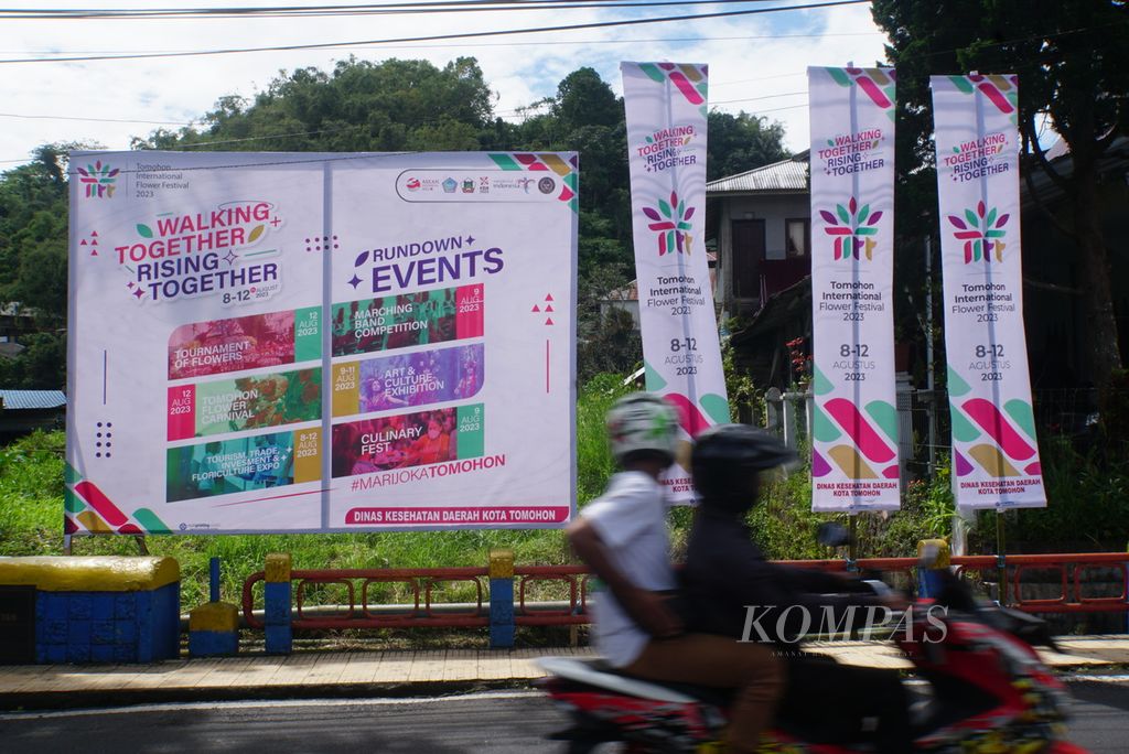 Spanduk acara Tomohon International Flower Festival (TIFF) dipajang di bilangan Tomohon Tengah, Tomohon, Sulawesi Utara, Jumat (7/7/2023). 
