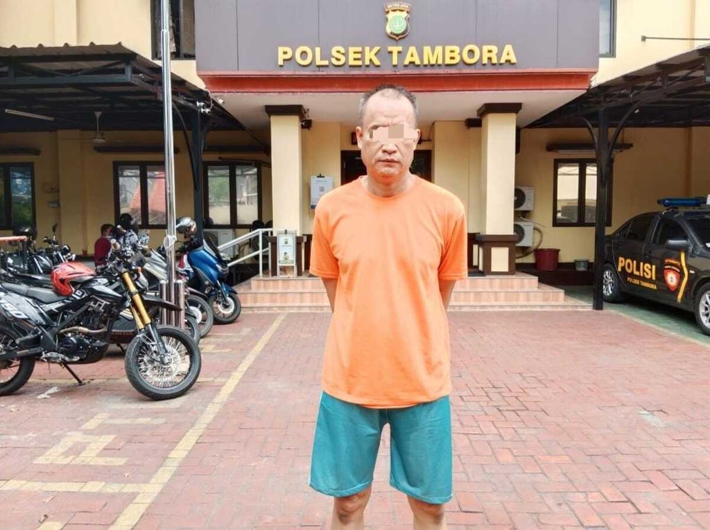 BA (42), tersangka pencabulan terhadap anak sekolah dasar di wilayah Tambora, Jakarta Barat, ditangkap oleh Kepolisian Sektor Tambora.