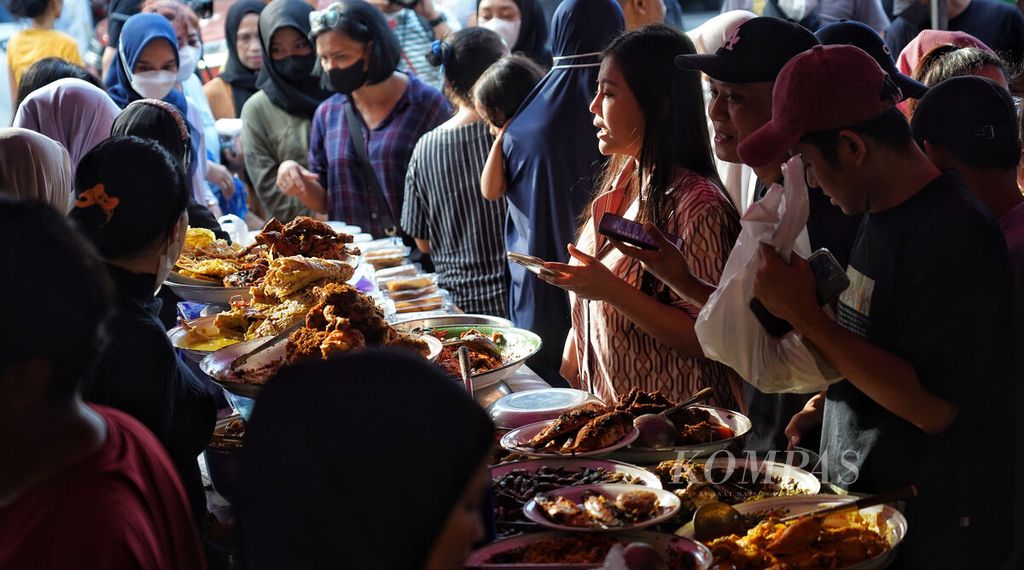 Antrean warga yang ramai membeli makanan untuk berbuka puasa di Bazar Pasar Takjil Benhil di kawasan Bendungan Hilir, Jakarta, Kamis (23/3/2023). Pasar Takjil Benhil merupakan lapak pedagang makanan yang digelar setahun sekali di kawasan ini. Aneka makanan untuk berbuka puasa ditawarkan para pedagang.