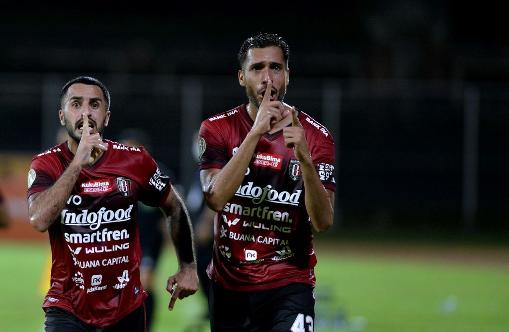 Pemain Bali United, Brwa Nouri (kiri), dan rekan setimnya, Willian Pacheco, merayakan gol ke gawang Arema FC pada laga Liga 1 di Stadion I Gusti Ngurah Rai, Denpasar, Bali, Selasa (15/3/2022). Bali United menang, 2-1. 