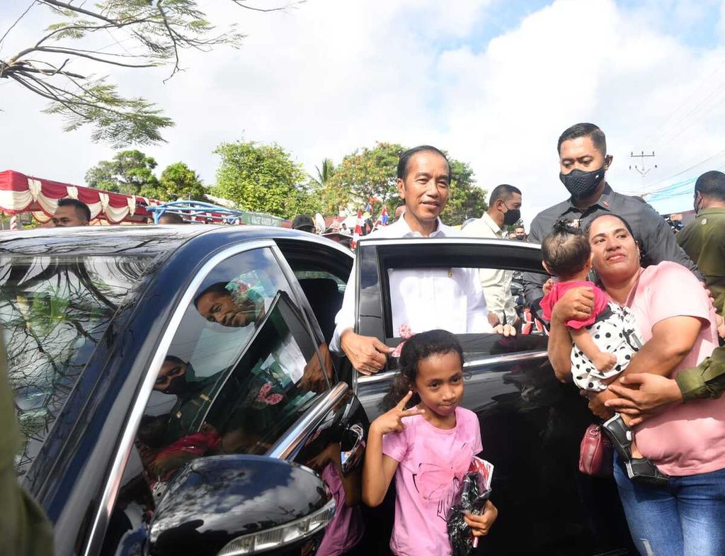 Warga berfoto bersama Presiden Joko Widodo yang berkunjung ke Kabupaten Kepulauan Tanimbar, Provinsi Maluku, Jumat (2/9/2022).